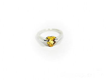 Prsten se žlutým zirkon kamenem ve tvaru srdce 32202